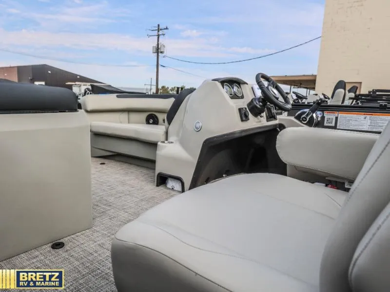 Slide: The Image of Barletta Boats S22QC 2027 - 6