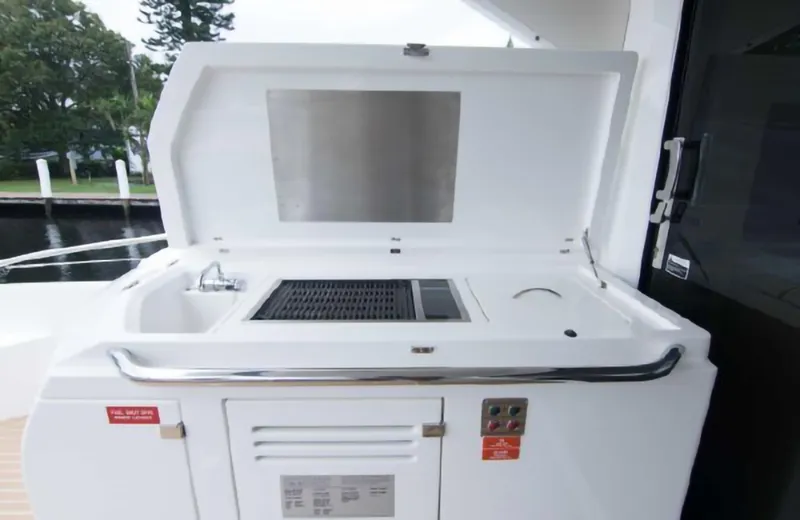 Slide: The Image of Sunseeker Predator 2018 - 12