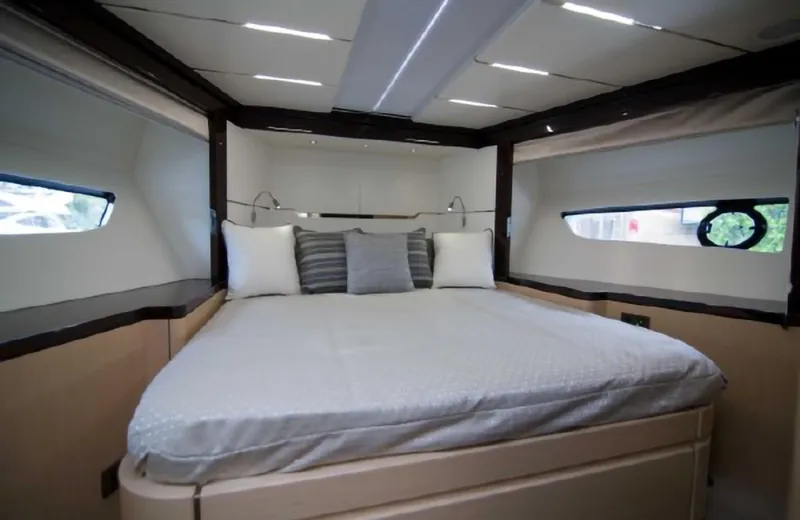 Slide: The Image of Sunseeker Predator 2018 - 32