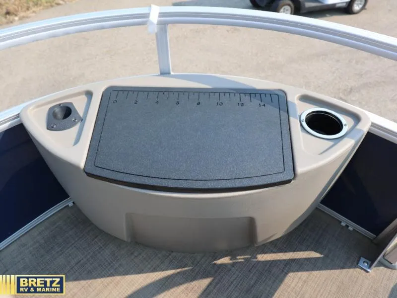 Slide: The Image of Sun Tracker 20 DLX 2023 - 21