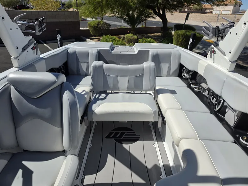 Slide: The Image of Malibu Wakesetter 23 LSV 2021 - 18