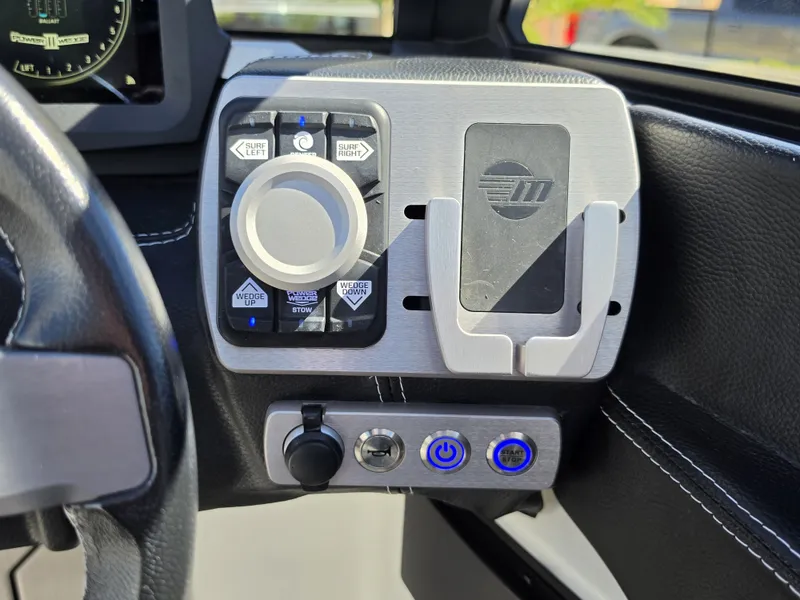 Slide: The Image of Malibu Wakesetter 23 LSV 2021 - 25