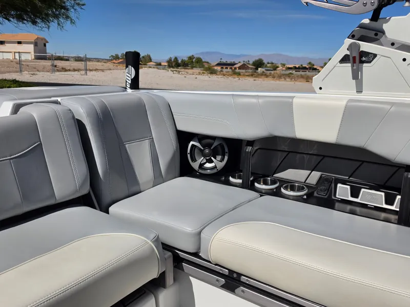 Slide: The Image of Malibu Wakesetter 23 LSV 2021 - 30