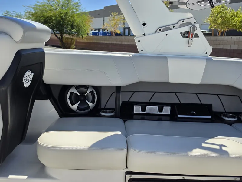 Slide: The Image of Malibu Wakesetter 23 LSV 2021 - 33