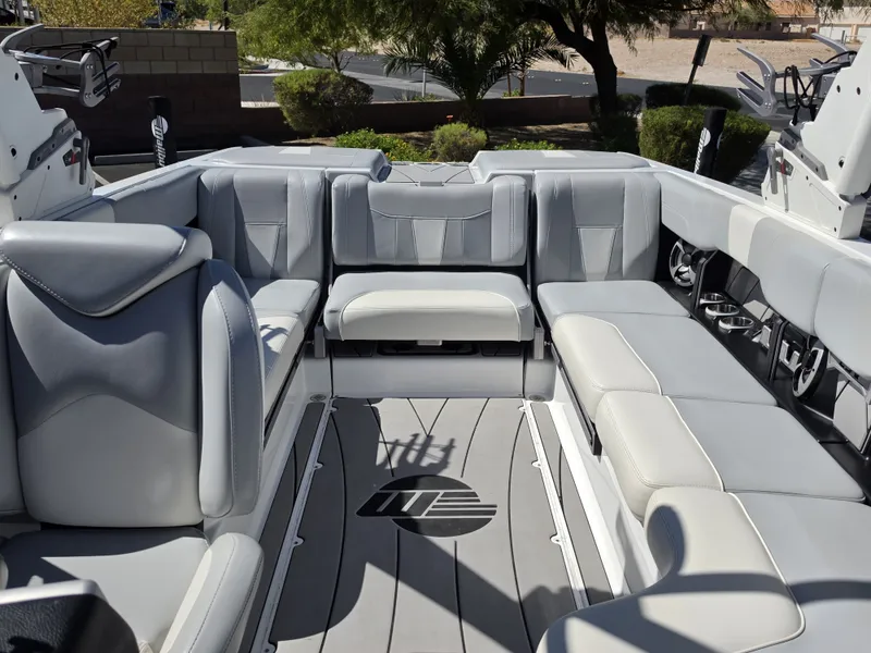 Slide: The Image of Malibu Wakesetter 23 LSV 2021 - 17
