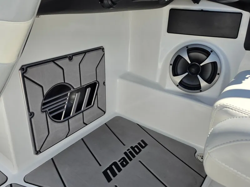 Slide: The Image of Malibu Wakesetter 23 LSV 2021 - 26