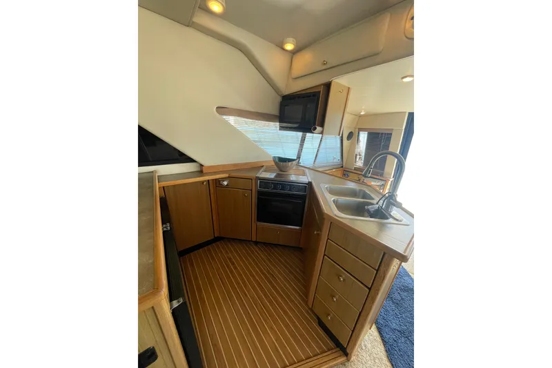 Slide: The Image of Bayliner 3988 Command Bridge Motoryacht 2001 - 10
