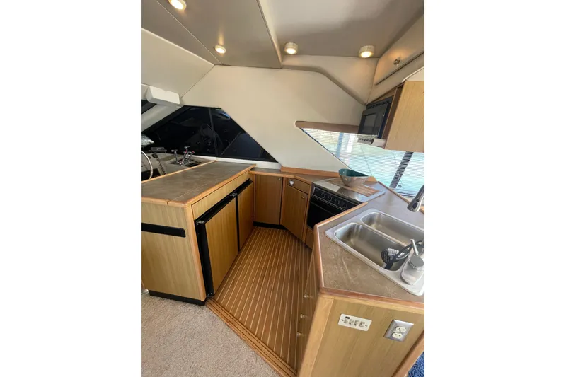 Slide: The Image of Bayliner 3988 Command Bridge Motoryacht 2001 - 32
