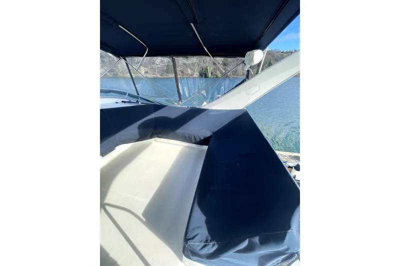 Slide: The Image of Bayliner 3988 Command Bridge Motoryacht 2001 - 27