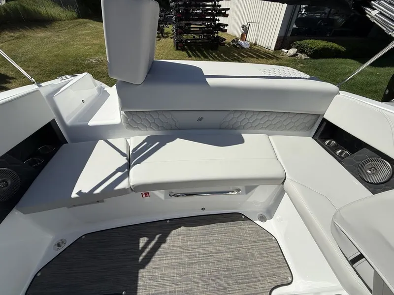 Slide: The Image of Four Winns H1 Freedom 2026 - 11