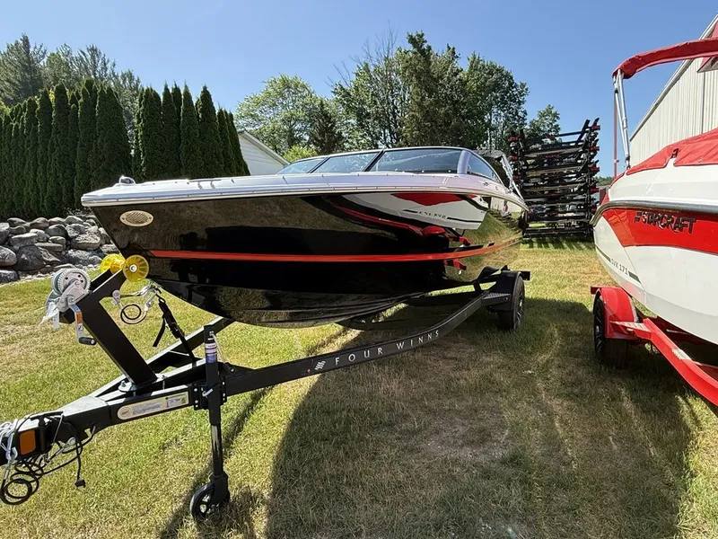 Slide: The Image of Four Winns H1 Freedom 2026 - 2