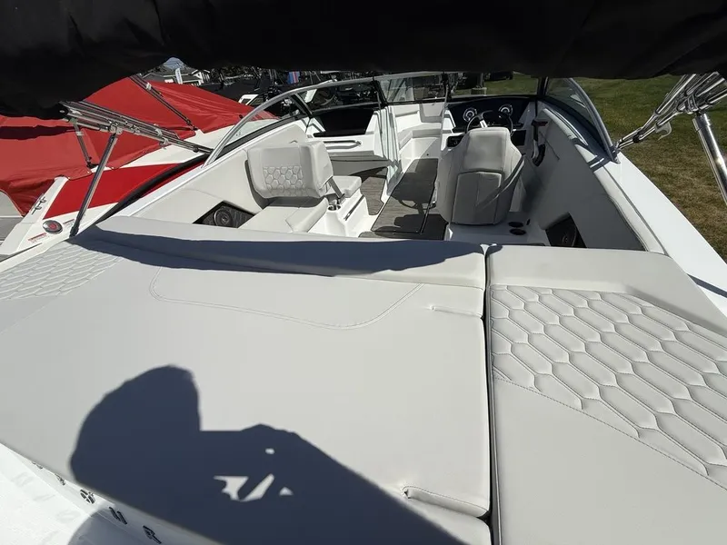 Slide: The Image of Four Winns H1 Freedom 2026 - 4