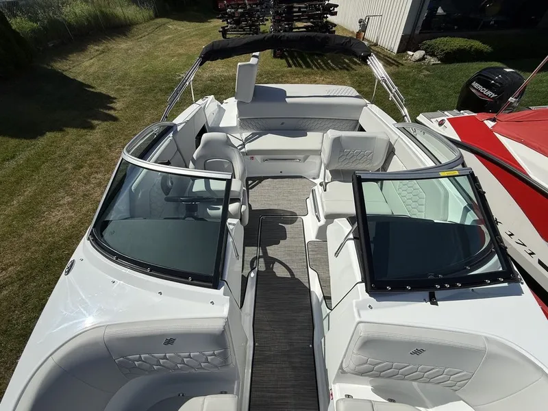 Slide: The Image of Four Winns H1 Freedom 2026 - 7