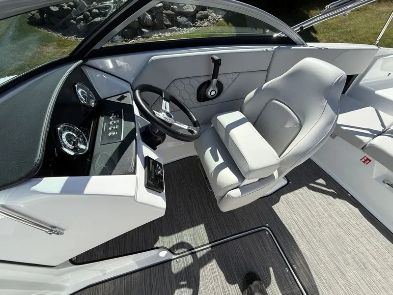 Slide: The Image of Four Winns H1 Freedom 2026 - 8