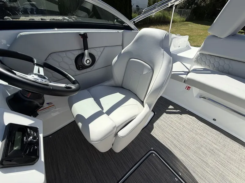 Slide: The Image of Four Winns H1 Freedom 2026 - 9