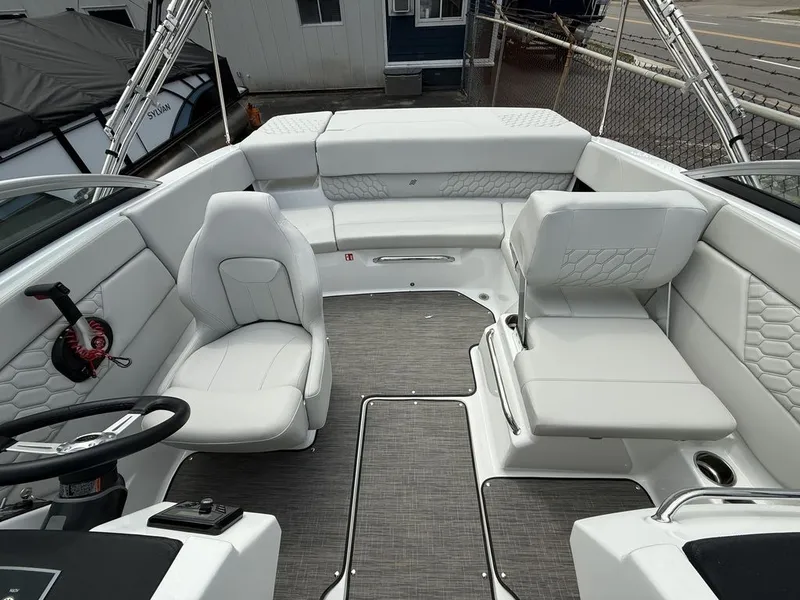 Slide: The Image of Four Winns H1 Freedom 2026 - 10