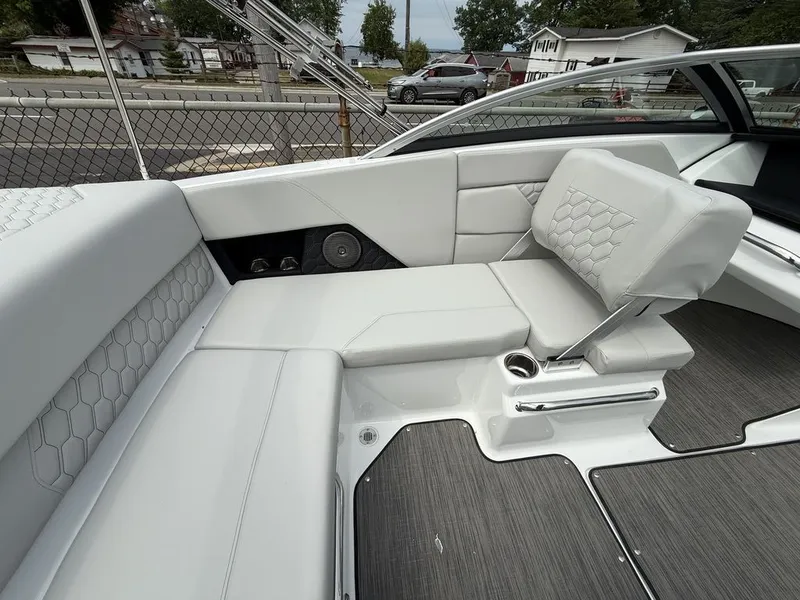 Slide: The Image of Four Winns H1 Freedom 2026 - 11