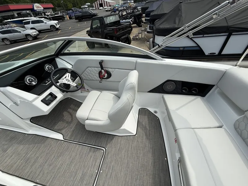 Slide: The Image of Four Winns H1 Freedom 2026 - 12