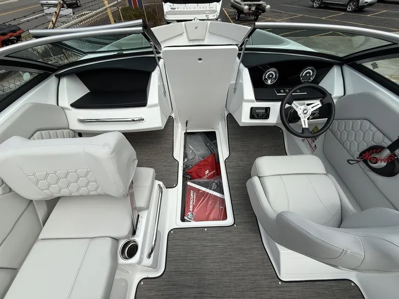 Slide: The Image of Four Winns H1 Freedom 2026 - 13