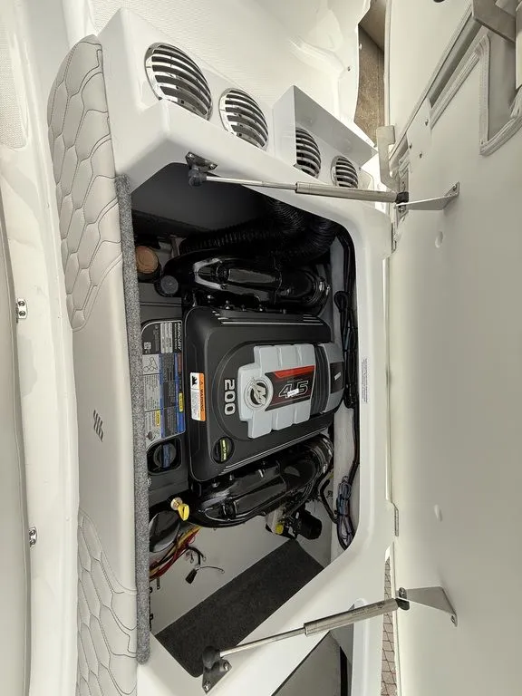 Slide: The Image of Four Winns H1 Freedom 2026 - 15