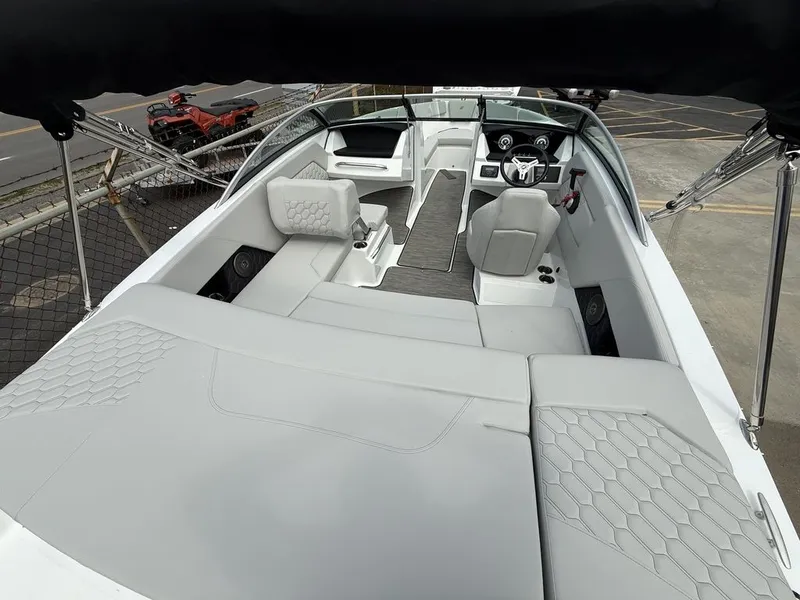 Slide: The Image of Four Winns H1 Freedom 2026 - 5