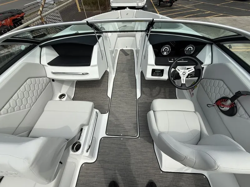 Slide: The Image of Four Winns H1 Freedom 2026 - 6