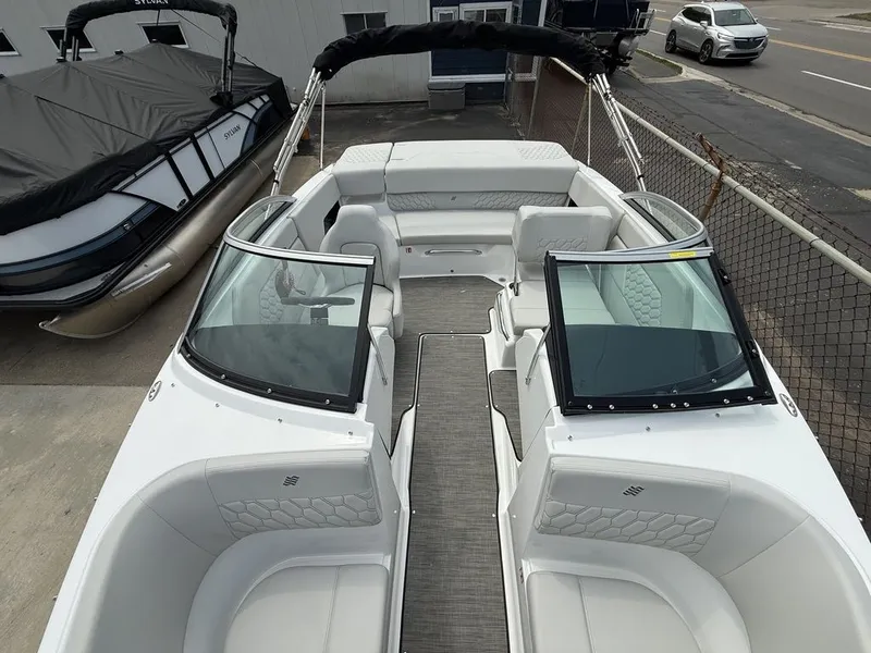 Slide: The Image of Four Winns H1 Freedom 2026 - 8