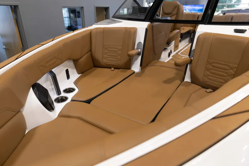Slide: The Image of Malibu 25 LSV 2023 - 11