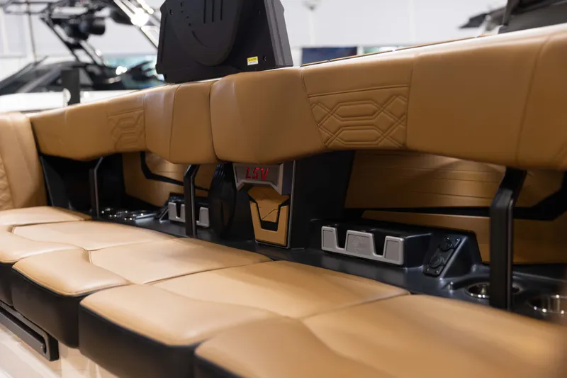 Slide: The Image of Malibu 25 LSV 2023 - 33
