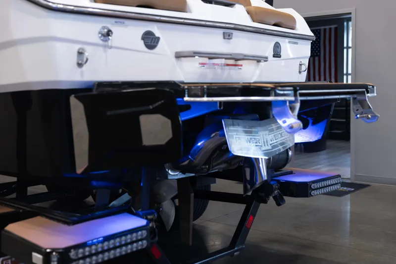 Slide: The Image of Malibu 25 LSV 2023 - 4