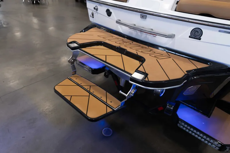 Slide: The Image of Malibu 25 LSV 2023 - 7