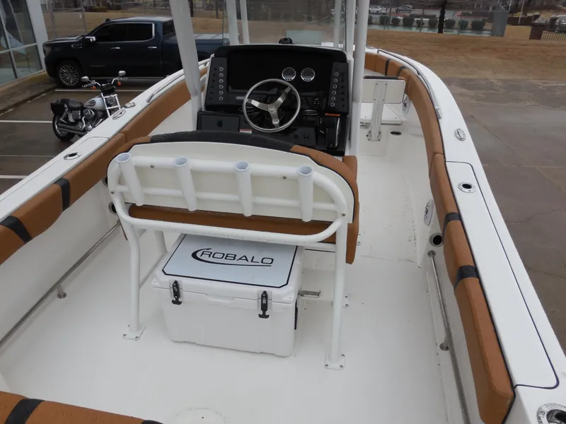 Slide: The Image of Robalo R230 Center Console 2024 - 6