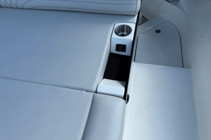 Slide: The Image of Sea Ray SLX 260 Surf 2024 - 12