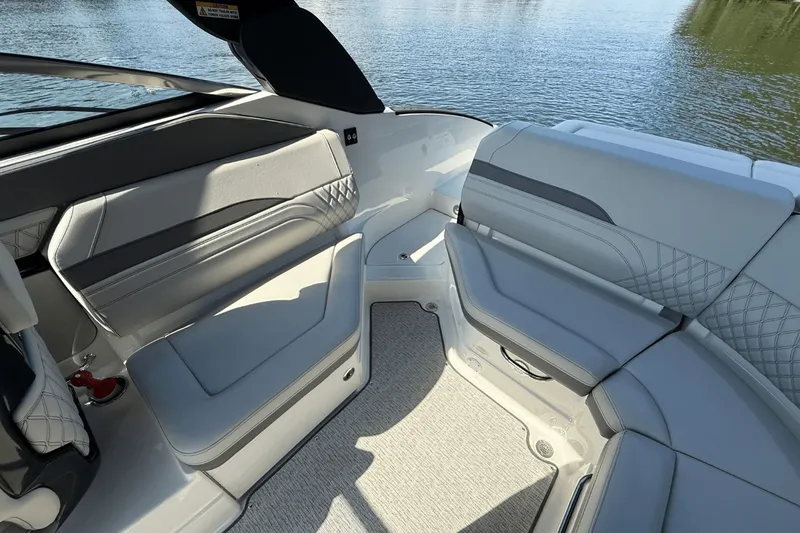 Slide: The Image of Sea Ray SLX 260 Surf 2024 - 17