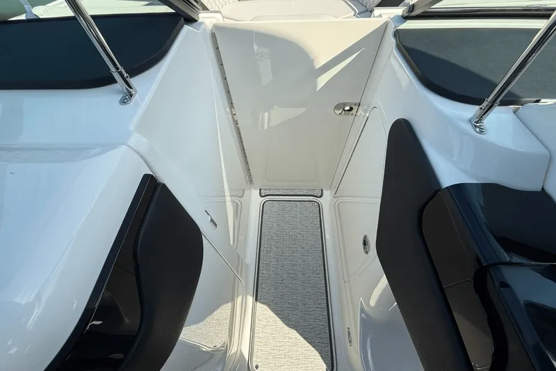 Slide: The Image of Sea Ray SLX 260 Surf 2024 - 26