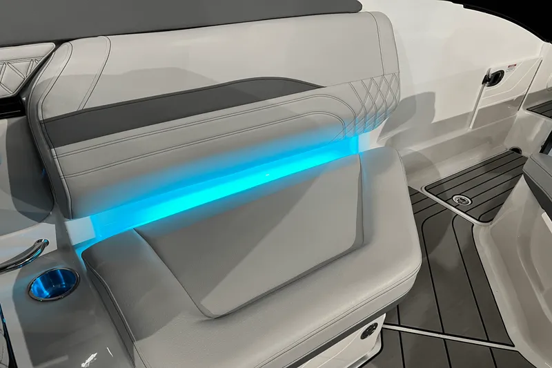 Slide: The Image of Sea Ray SLX 260 2024 - 12