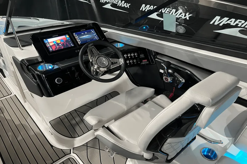 Slide: The Image of Sea Ray SLX 260 2024 - 13