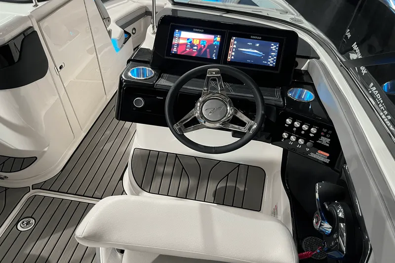 Slide: The Image of Sea Ray SLX 260 2024 - 14