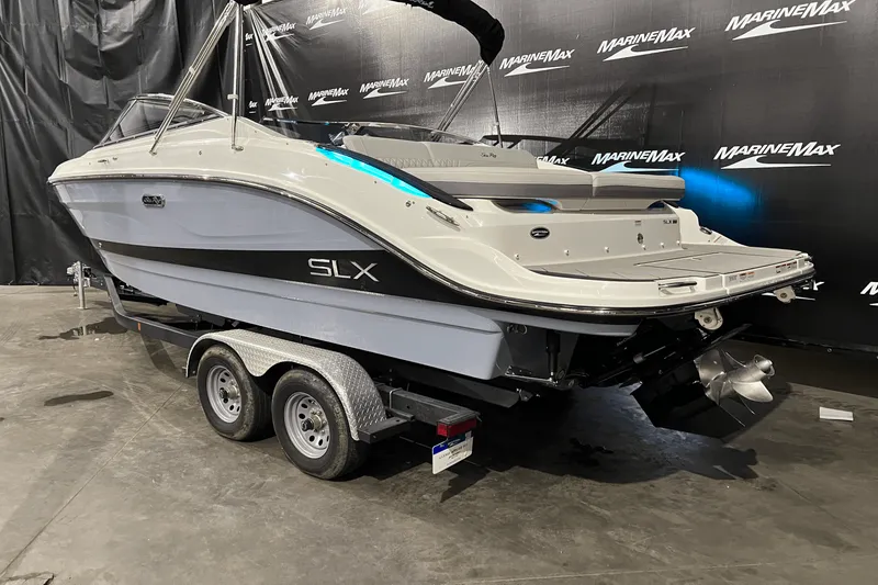 Slide: The Image of Sea Ray SLX 260 2024 - 2