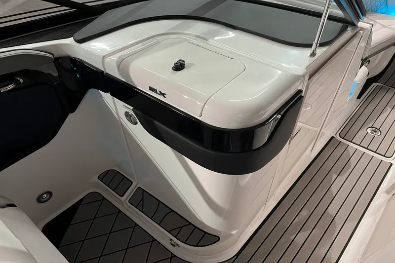 Slide: The Image of Sea Ray SLX 260 2024 - 20