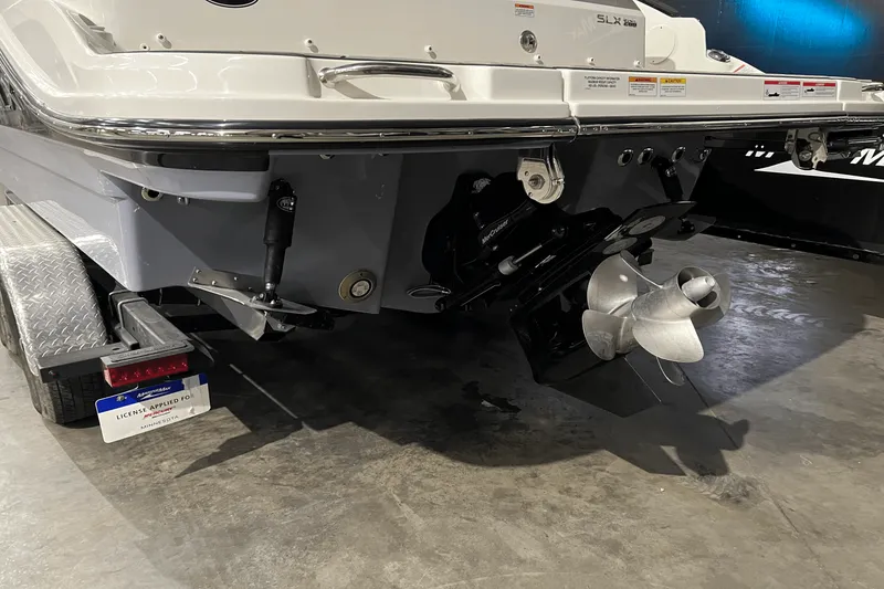 Slide: The Image of Sea Ray SLX 260 2024 - 5