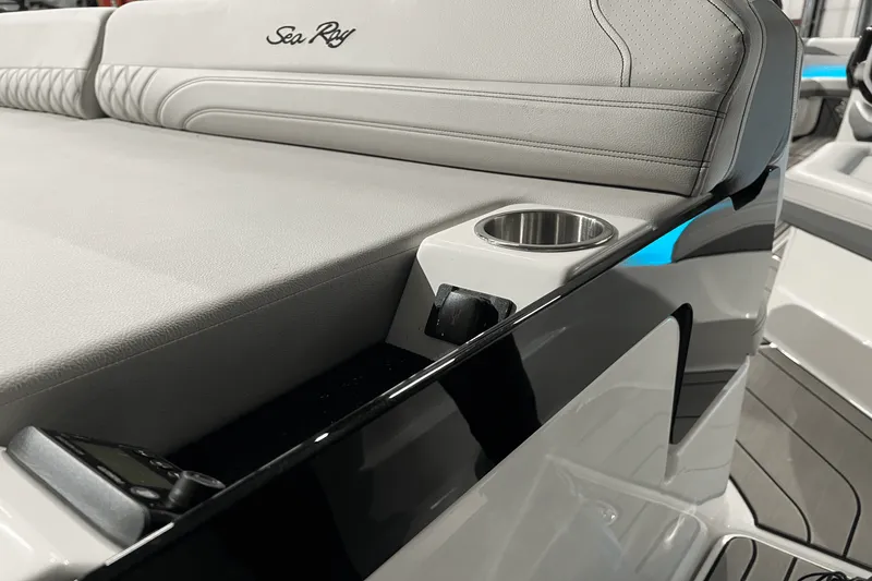 Slide: The Image of Sea Ray SLX 260 2024 - 8