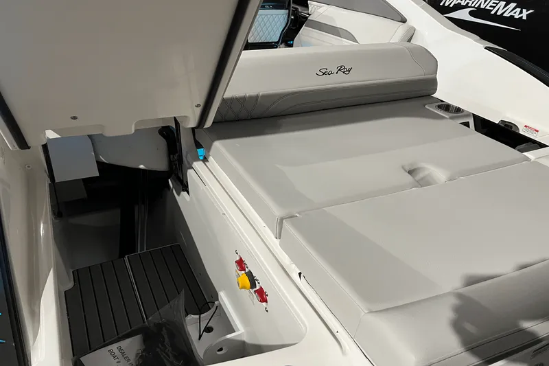 Slide: The Image of Sea Ray SLX 260 2024 - 9