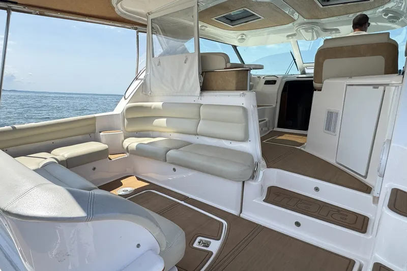 Slide: The Image of Tiara 4300 Sovran 2008 - 10