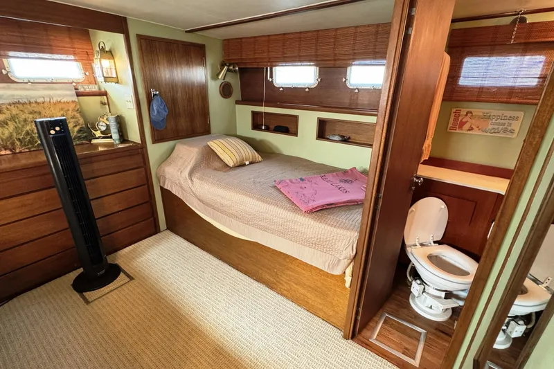 Slide: The Image of Hatteras 43 Motor Yacht 1967 - 24
