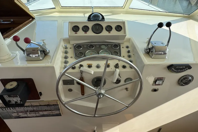 Slide: The Image of Hatteras 43 Motor Yacht 1967 - 17