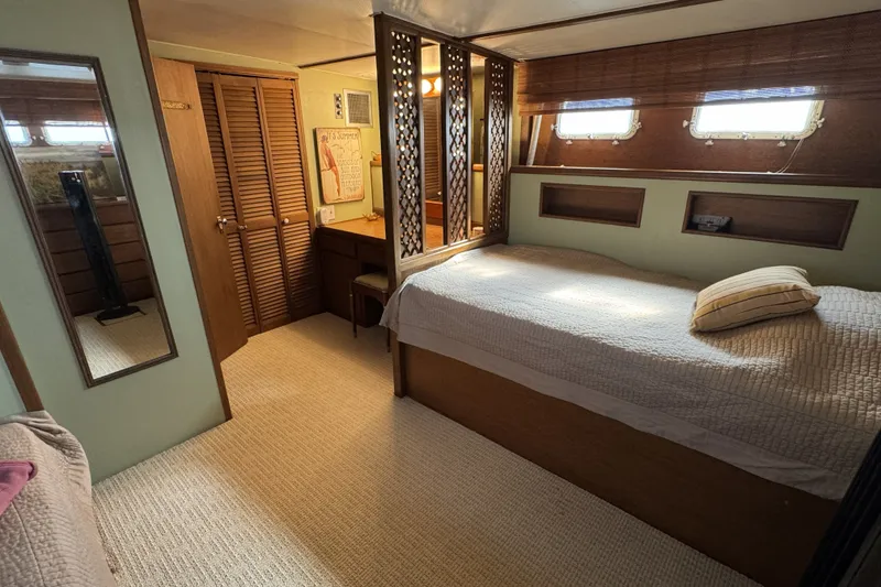 Slide: The Image of Hatteras 43 Motor Yacht 1967 - 25
