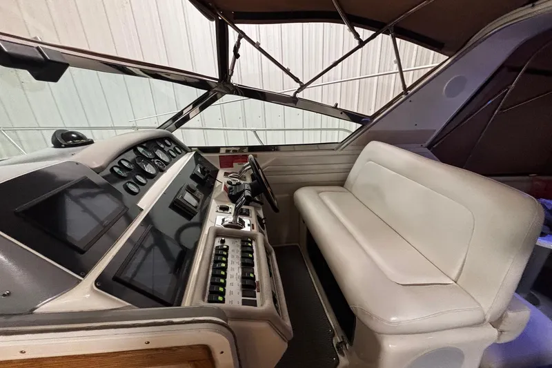 Slide: The Image of Sea Ray 400 Express Cruiser 1994 - 16