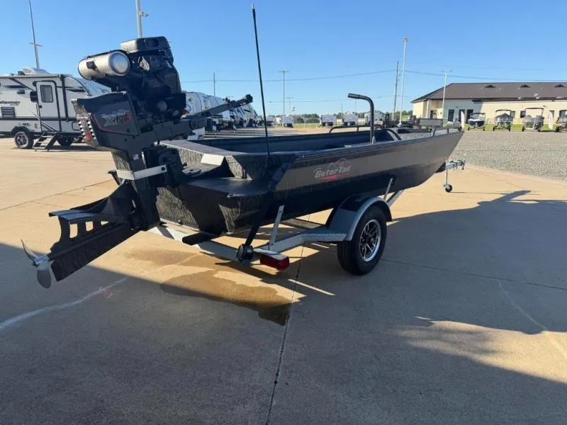 Slide: The Image of Gator-Tail 17/50 Mid-Deck Savage Series 2027 - 4