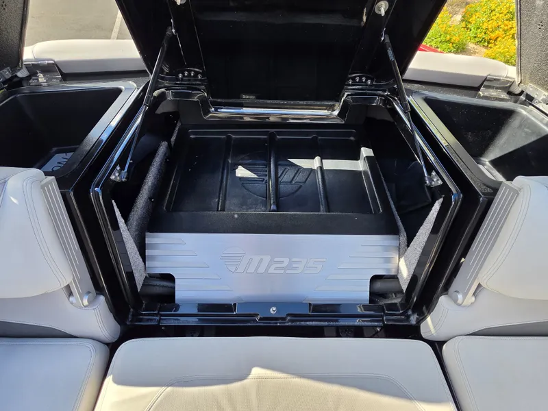 Slide: The Image of Malibu M235 2018 - 39